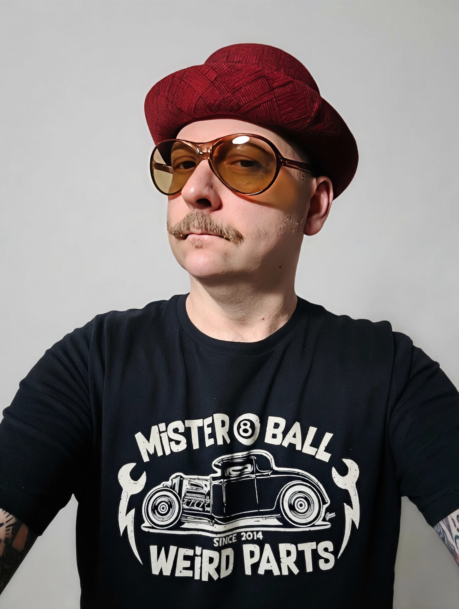 Mister 8 Palle indossa la T-shirt Weird Parts